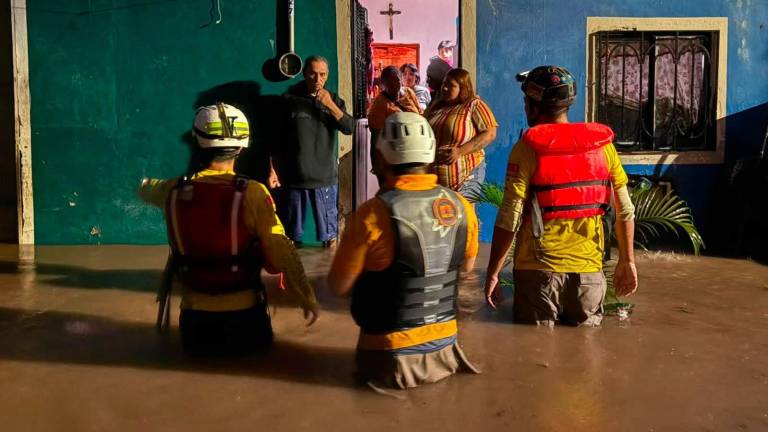 Corporaciones de auxilio realizaron rescates y apoyaron a familias afectadas por las intensas lluvias registradas en Mazatlán.
