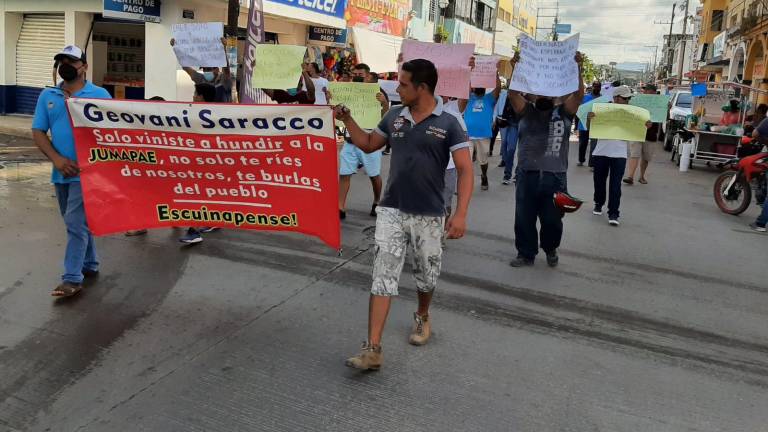 Salen a las calles de Escuinapa trabajadores de Jumapae para exigir pagos atrasados