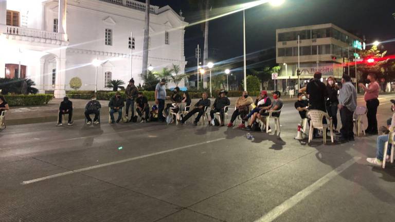 La manifestación se extiende frente al Ayuntamiento de Culiacán, sobre la avenida Álvaro Obregón impidiendo el paso a los automovilistas y transportistas de la ciudad.
