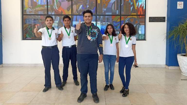 Alumnos que lograron el primer lugar y mención honorífica en el 31 Concurso Nacional de Aparatos y Experimentos de Física.