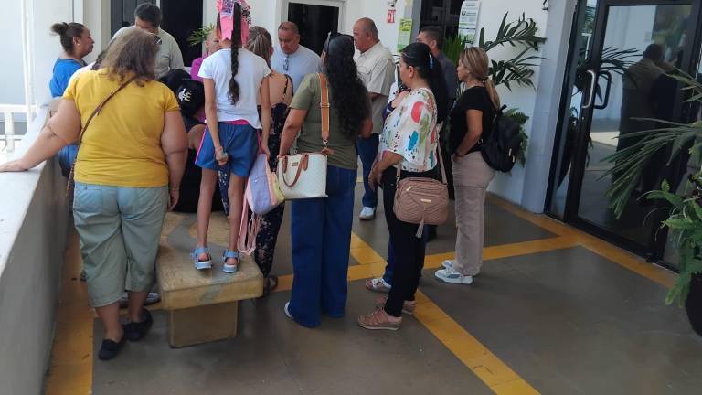 Policías jubilados se manifiestan en el Palacio Municipal reclamando pagos pendientes.