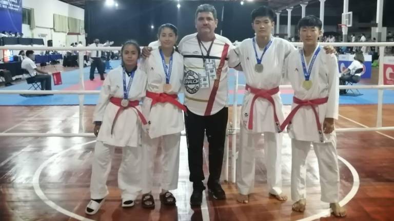 Medallas de oro, plata y bronce consiguen mazatlecos en competencia nacional de karate