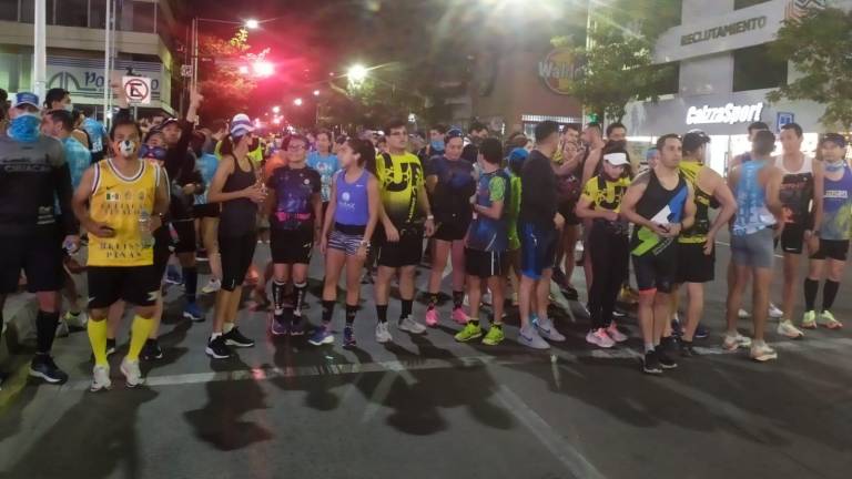 Pese a la suspensión del Maratón Internacional de Culiacán por la pandemia, decenas de personas acuden a correr la madrugada de este domingo.