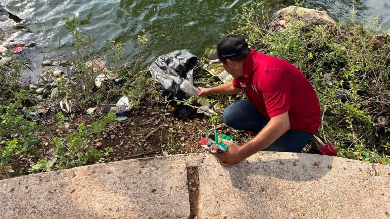 Servidores públicos de Rosario se sumaron a la labor de retirar desechos de las aguas y márgenes de la Laguna del Iguanero.