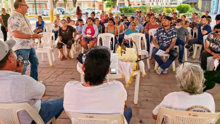 Algunos de los habitantes, comerciantes, restauranteros y autoridades de la comunidad, evaluaron nuevos proyectos a implementar en lo inmediato.