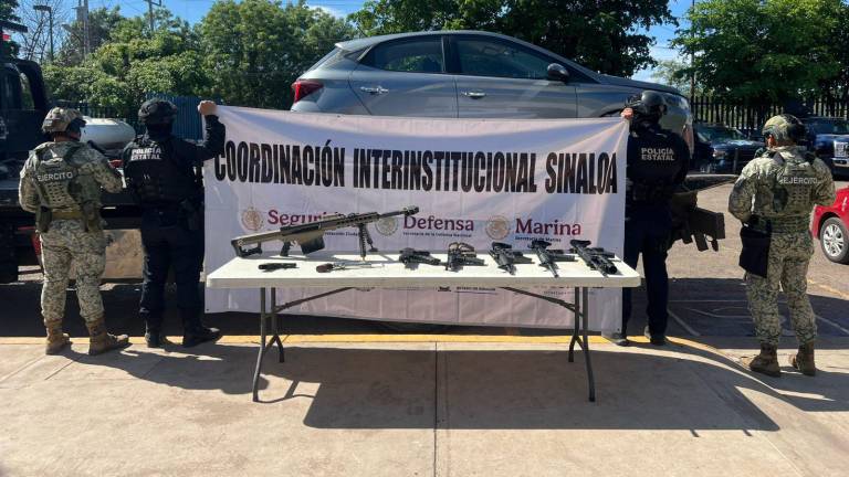 Autoridades federales y estatales aseguraron armamento y vehículos robados este jueves durante un operativo en el fraccionamiento Stanza Cantabria, en Culiacán.