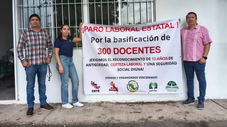 Trabajadores de Telebachillerato realizaron un paro de labores en planteles de Sinaloa demandando certidumbre en sus labores.