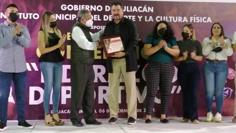 Benjamín Gil recibió, de manos del Alcalde de Culiacán, Jesús Estrada Ferreiro, un reconocimiento.