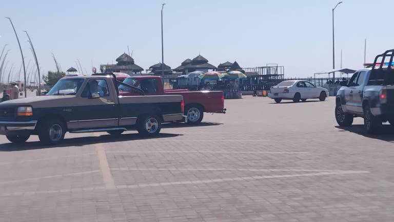 Ciudadanos de Culiacán realizaron una caravana hacia Altata este domingo para apoyar a los comerciantes del puerto, golpeados por la violencia en Sinaloa.