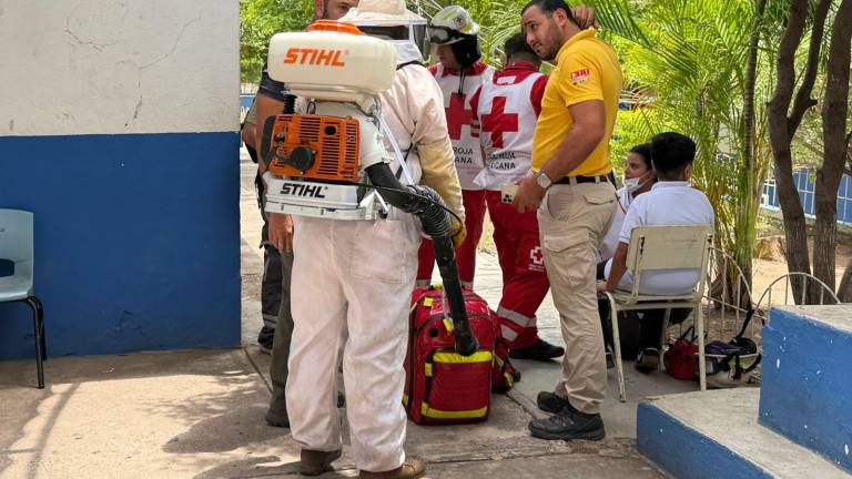 Personal de Protección Civil, Bomberos y Cruz Roja acudieron para atender a los menores afectados.