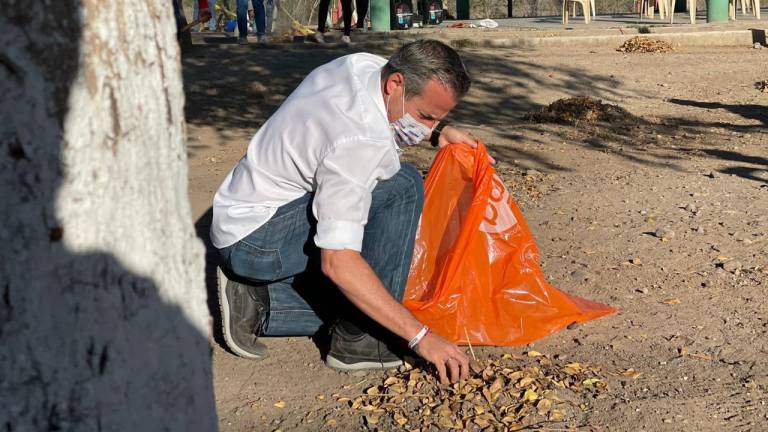 Héctor Orrantia Coppel, candidato a diputado local, durante la limpieza del parque del fraccionamiento Fuentes del Valle.