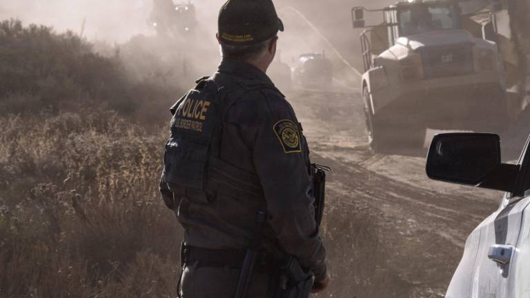 Tres empleados de la Oficina de Aduanas y Protección Fronteriza confirmaron al Washington Examiner que las autoridades tienen motivos para considerar creíble la amenaza.