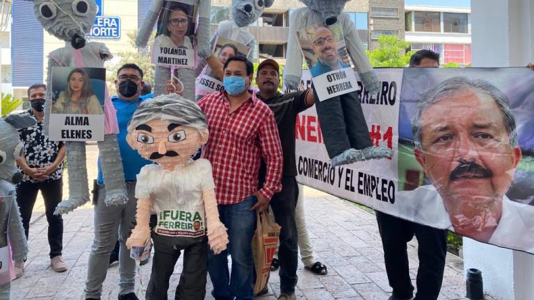 Con banda, ciudadanos festejan la salida de Estrada Ferreiro de la Presidencia Municipal de Culiacán
