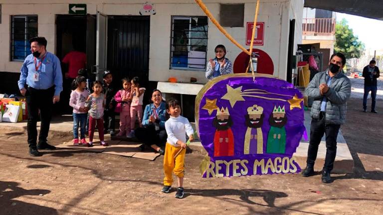 Soriana y Pro-familia de Jornaleros celebran fiesta del Día de Reyes