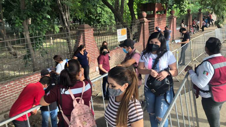 Tras una fila que alcanzó hasta 3 kilómetros, ya no hay cola en el centro de vacunación contra Covid en Culiacán