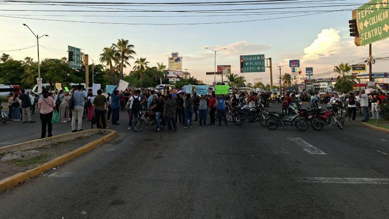 El bloqueo en ambas vialidades provocó congestionamiento y complicaciones para los automovilistas que transitaban por la zona.