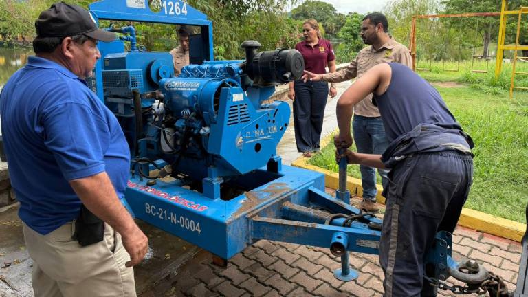La Alcaldesa de Rosario Claudia Liliana Valdez Aguilar, supervisa las zonas afectadas tras las lluvias.