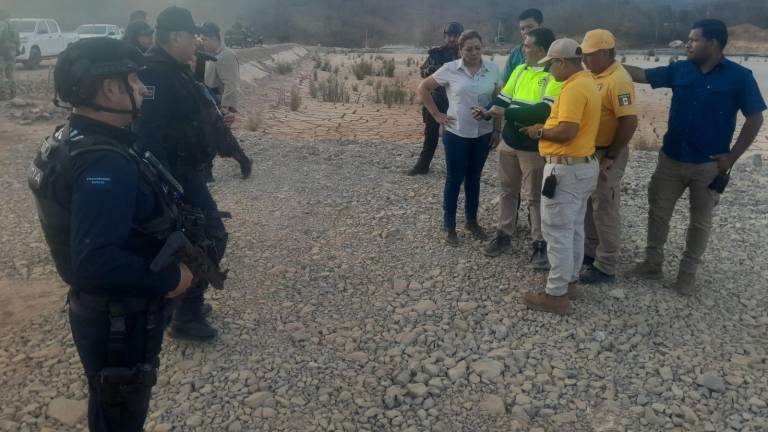 Personal de diferentes niveles de Gobierno participan en el operativo de rescate de trabajadores atrapados en mina.