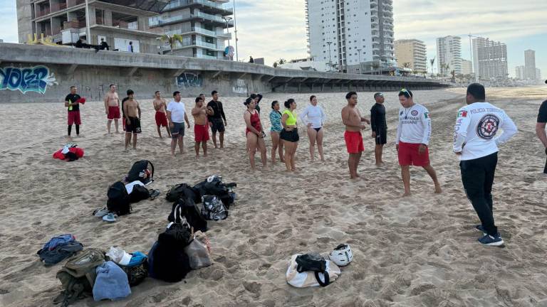El grupo de futuros socorristas realizaron algunas pruebas y actividades de rendimiento en las playas de Mazatlán.