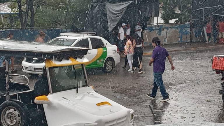 La lluvia registrada la mañana de este domingo tomó por sorpresa a algunas personas en las calles de la colonia Juárez.