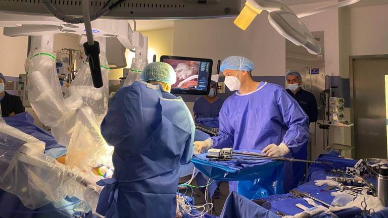 Especialistas del Centro Médico Naval participaron en el primer trasplante hepático de donante vivo relacionado asistido por tecnología robótica realizado en México.