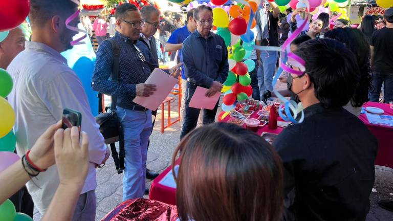 Feria empresarial realizada por estudiantes de la preparatoria de la UAS en Rosario.