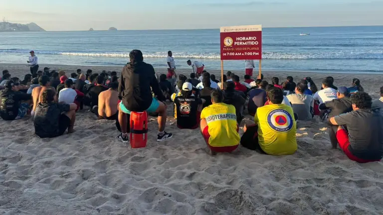 Protección Civil de Mazatlán mantiene la vigilancia en playas del norte de la ciudad.