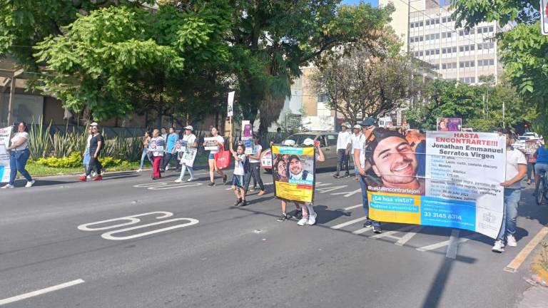 Familias de desaparecidos toman las calles en Jalisco para exigir al Gobierno estatal no frenar las labores de búsqueda.