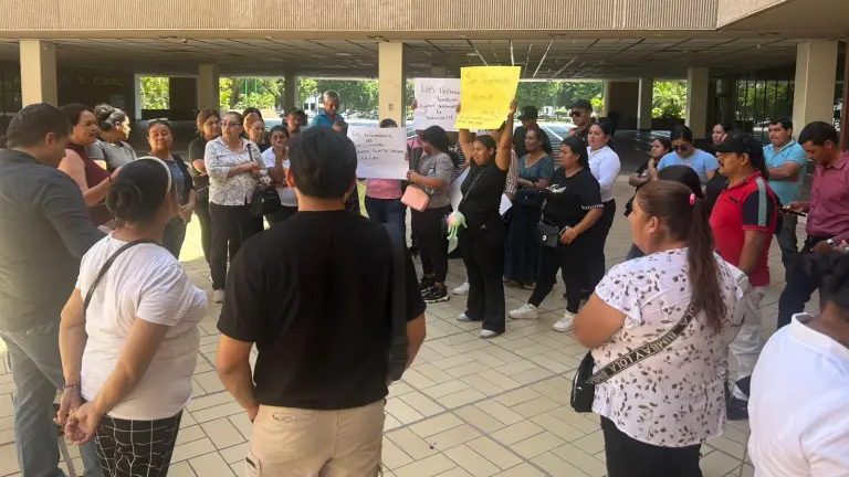 Personas desplazadas se manifiestan en el Palacio de Gobierno.