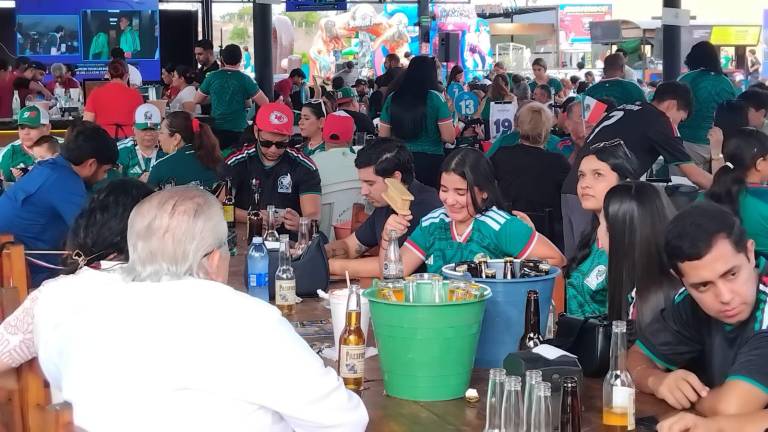 Cientos de personas ya están a la espera del partido.