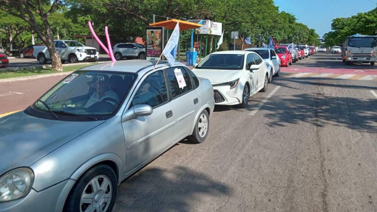 Al menos una veintena de vehículos se enfilaron frente al Jardín Botánico para iniciar la caravana en favor de Xóchitl Gálvez hacia la Catedral de Culiacán.