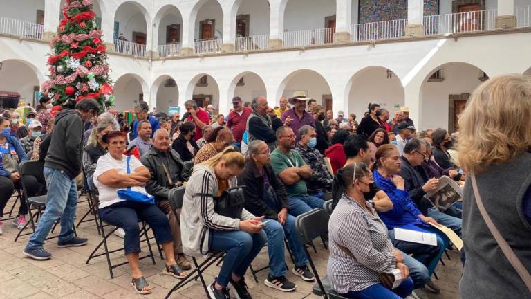 Adultos mayores hacen fila en Culiacán para pagar el Predial