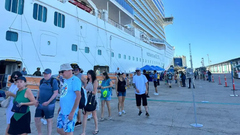 Llegada a Mazatlán de uno de los cruceros turísticos atendidos durante el mes de febrero.