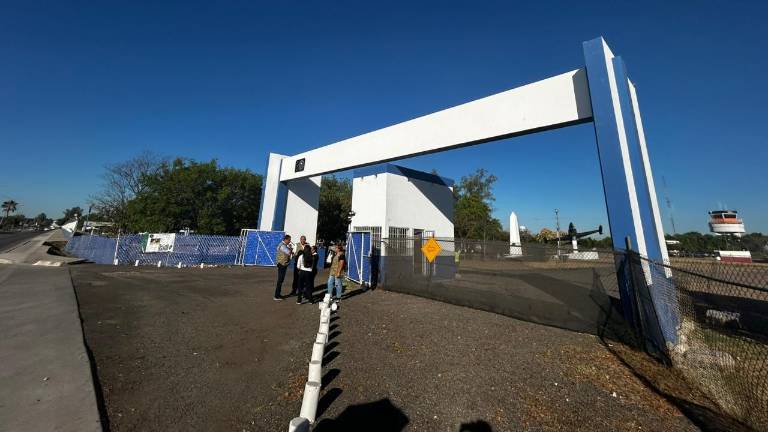 En la Novena Zona Aérea Militar en Culiacán llegan funcionarios e invitados a reunión con Omar García Harfuch.