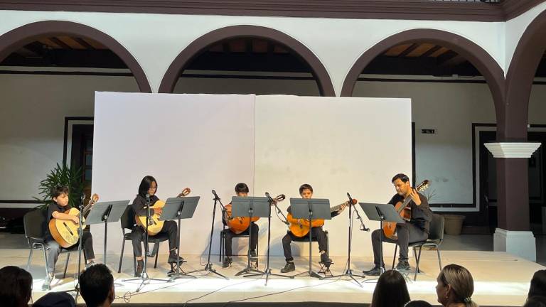 Los alumnos del Taller de Guitarra Popular Infantil y Juvenil de la Escuela Superior de Artes José Limón ofrecieron un recital navideño.
