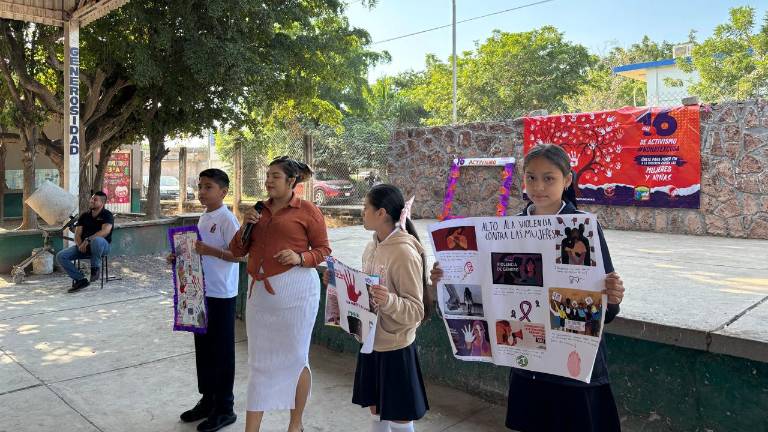 Niños y niñas participaron exponiendo sus carteles.