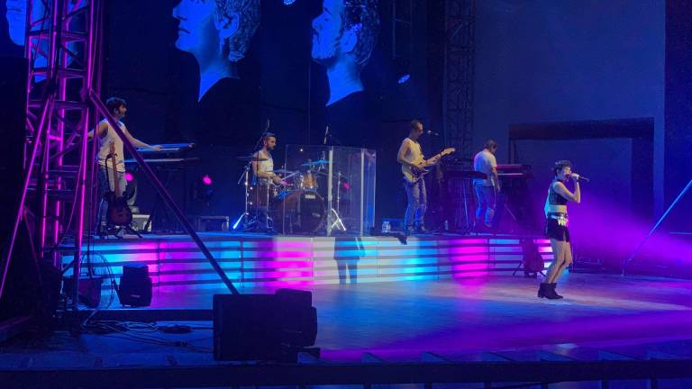 La cantante española Robin Torres durante el espectáculo basado en la gira más importante de la carrera de Mecano.