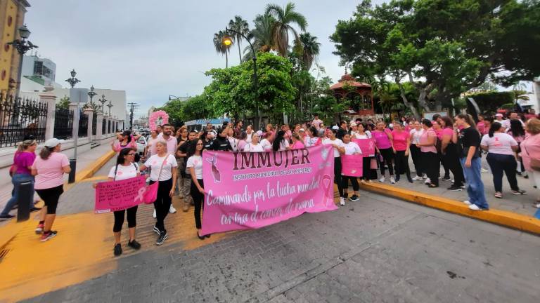 Marchan en Mazatlán en pro a la prevención al cáncer de mama