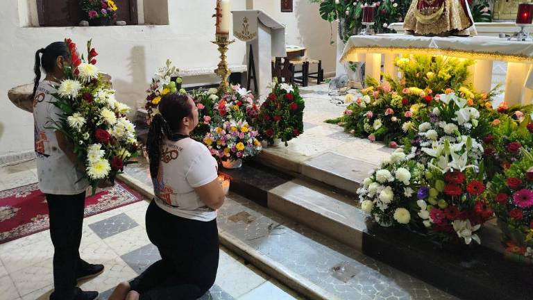 Kenia Lizeth ingresó de rodillas hasta el presbiterio para agradecer una nueva oportunidad de vida.