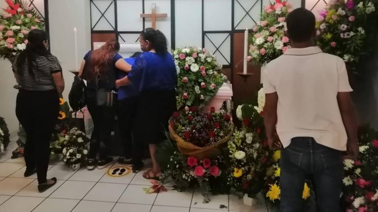 Rodeada de flores y del cariño de quienes la conocieron, velan en Culiacán los restos de Susana, fallecida en la zapatería del Centro