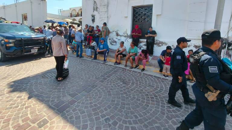 Protesta en el Palacio Municipal de Rosario de vecinos de comunidades rurales.