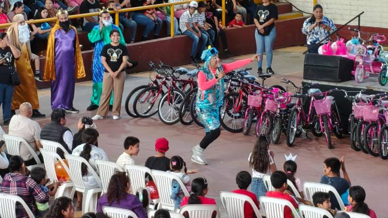 En la celebración se rifaron 60 bicicletas, y aproximadamente 300 juguetes de diferentes tipos.