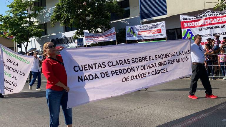 Integrantes de la UAS se integran al desfile conmemorativo de la Revolución Mexicana en Culiacán para exigir rendición de cuentas de la Universidad.