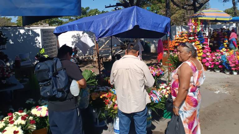 La dependencia de Oficialía Mayor otorgó permisos principalmente a floristas que trabajaron en los panteones de Mazatlán y Villa Unión durante este 10 de mayo
