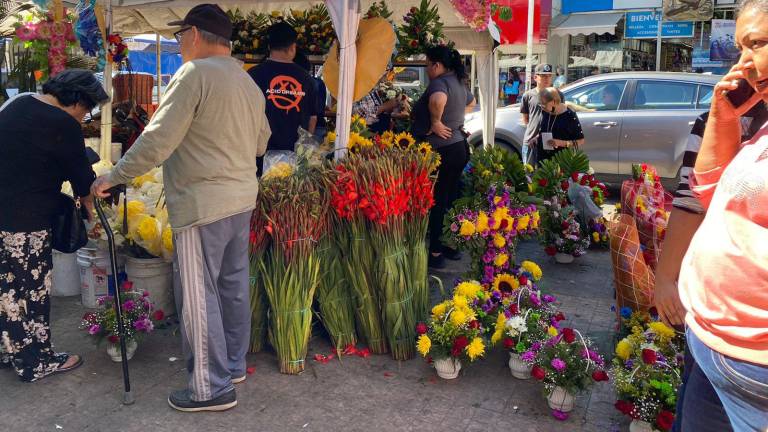 Floristas del Centro de Culiacán consideran que la venta ha estado muy baja este año en Día de Muertos.