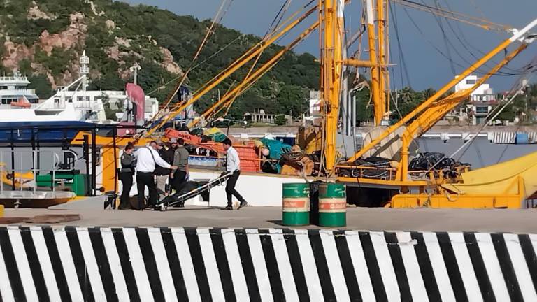 Autoridades acudieron al muelle de La Puntilla para realizar labores.
