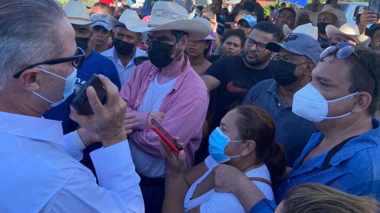 El Gobernador Quirino Ordaz Coppel llegó a La Concha a hablar con damnificados.