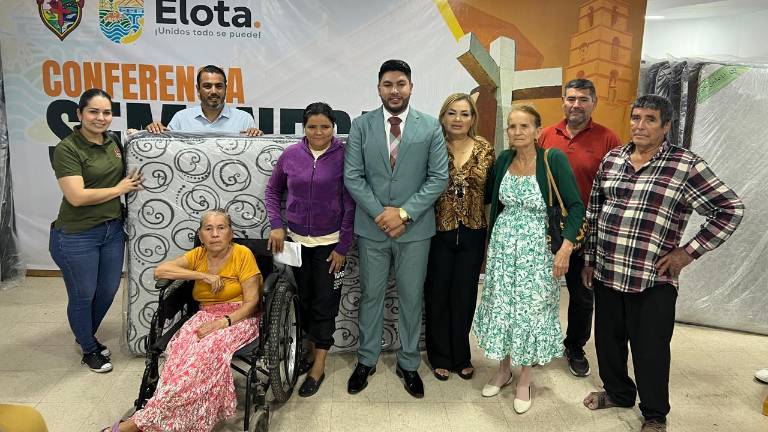 El Ayuntamiento de Elota entregó 50 colchones a personas desplazadas por la violencia.