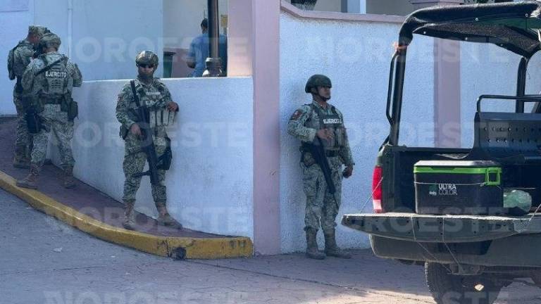 Militares resguardan el hospital donde ingresó el hermano del síndico de Tepuche.