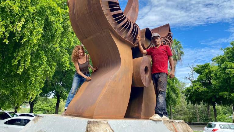 Rosa María Robles encabeza los trabajos de restauración de su obra escultórica ‘El Grito’, que se ubica a un costado del Teatro Pablo de Villavicencio.